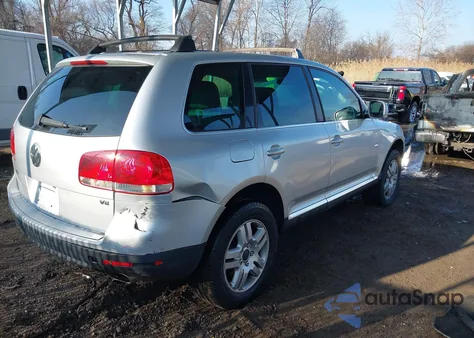 2004 Volkswagen Touareg V8 z USA, uszkodzony, nr VIN WVGCM77L84D052769